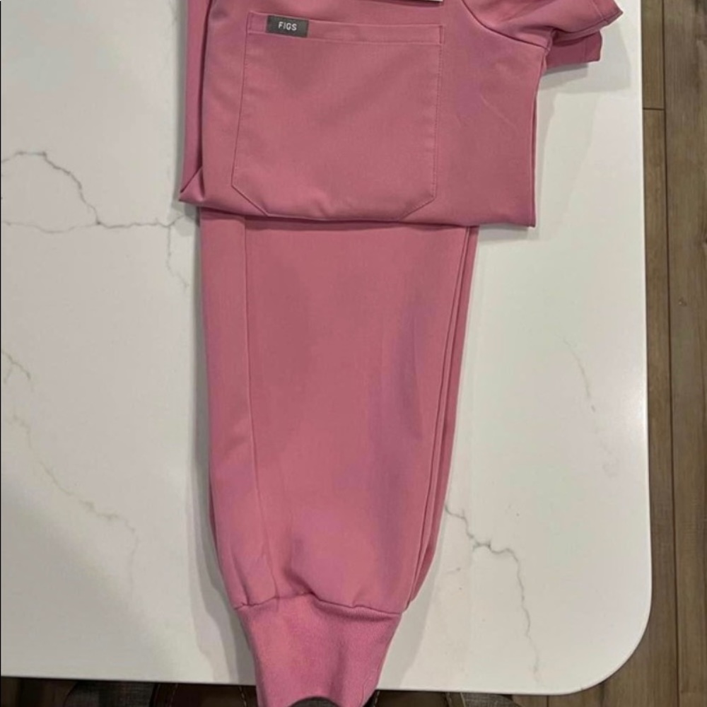 Excellent condition Figs Sold Out color Chalk Pink